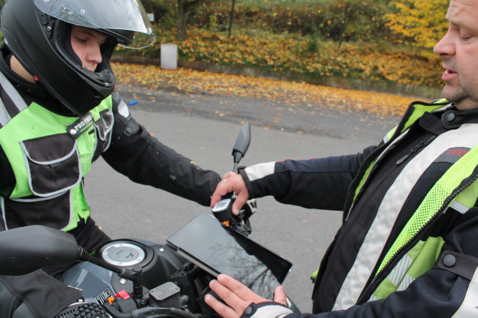Motorrad Fahrschule nutzt kurvX4trainer für Kurventraining
