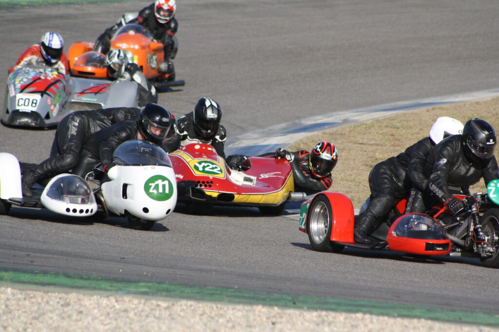 Kneeler-Gespanne in Kurvenfahrt. Das Bild illustriert die aktive Fahrdynamik dieser asymmetrischen Mehrspurfahrzeuge.